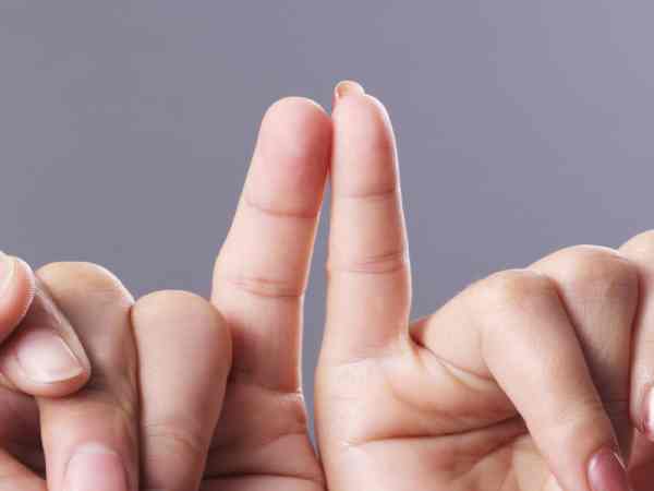 Ngón út cong nhẹ – Người linh hoạt, sáng tạo