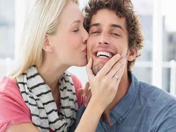 Người vợ Thông minh, với khiếu hí hước