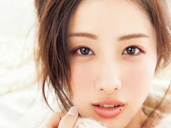 Ý nghĩa nốt ruồi ở môi trên hoặc môi dưới