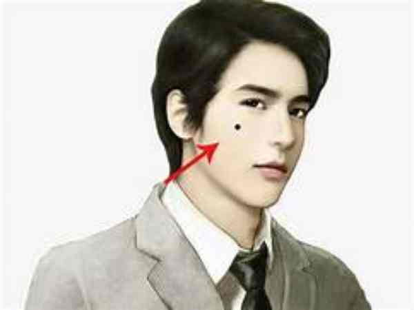 Nam giới có nốt ruồi mọc ở gò má