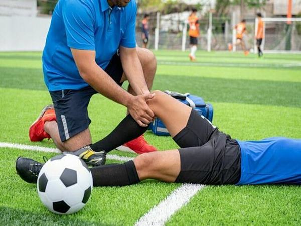 Cách chữa căng cơ khi đá bóng
