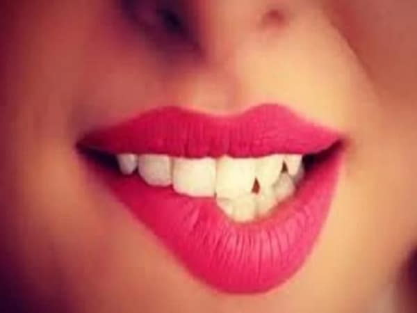 Cắn mép môi (bên trái/phải)