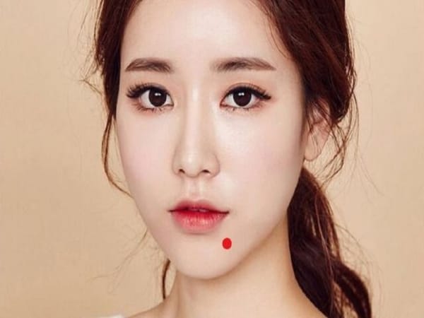 Nốt ruồi son dưới cằm – dấu hiệu đặc biệt