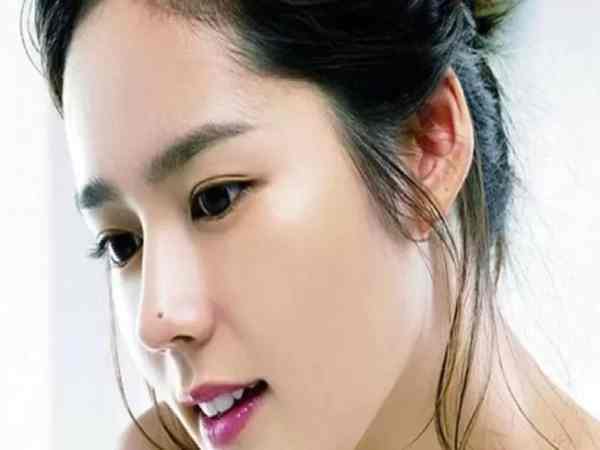 Nốt ruồi ở sống mũi bên phải nữ