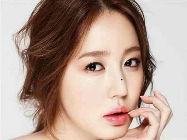 Nốt ruồi giữa sống mũi nữ