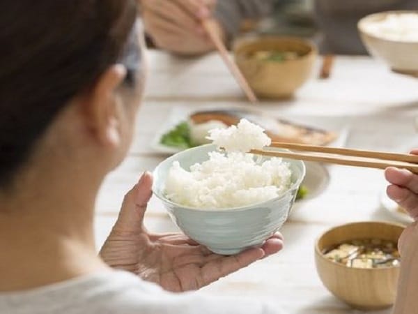 Một số giấc chiêm bao thấy ăn cơm phổ biến khác