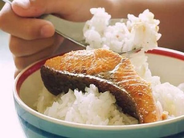 Giải mã các giấc mơ thấy ăn cơm với cá