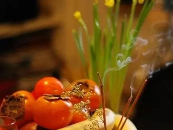 Nằm mơ thấy thắp rất nhiều nén hương trên bàn thờ