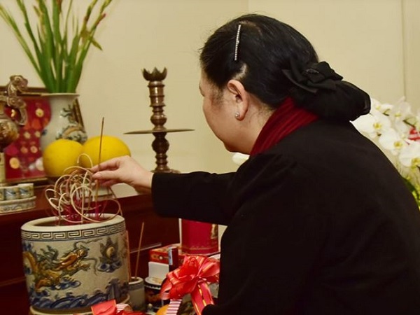 Ý nghĩa tâm linh chung khi mơ thấy thắp hương